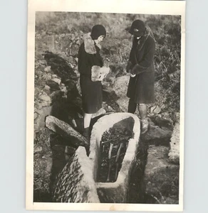 Women Standing Over ANCIENT ROMAN Grave ENGLAND Vintage 1930 Press Photo - Picture 1 of 2