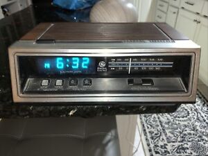 Vintage G.E. General Electric Clock Radio Retro Blue LCD Digital Alarm 7-4651B