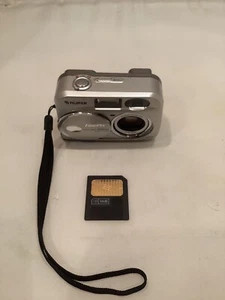 Fotocamera digitale vintage Fujifilm Finepix 2600 zoom 2,0 MP argento - Foto 1 di 11
