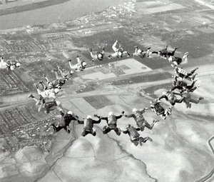 Vista de foto de cable 1970 desde cámara montada en el casco de paracaidistas Antioquía - Imagen 1 de 2