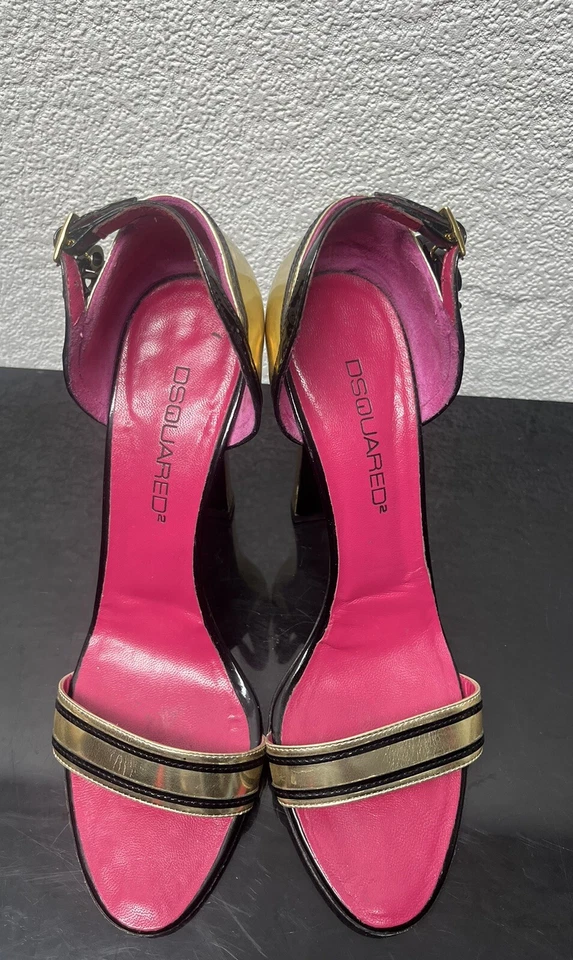 Сандалии на высоких каблуках DSQUARED2 серебристые с черным лакированным и ярко-розовым интерьером - Изображение 1 из 4