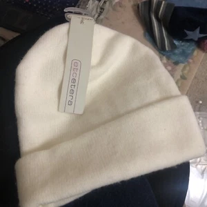 Ivory Beanie/ski hat Unisex Soft Warm Winter style-fab Gift Idea & Fab Price Too - Picture 1 of 4
