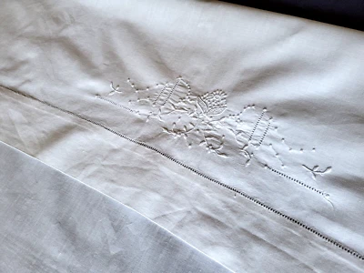 N05 Ancien drap de lit de bébé coton brodé 78x112cm VINTAGE baby cotton sheet - Photo 1/4