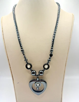 Colar pingente coração tom prata escura titânio com miçangas - Imagem 1 de 4