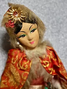 Muñeca de exhibición femenina oriental asiática vintage de 15,50" con conjunto rojo verde recortado de piel - Imagen 1 de 9