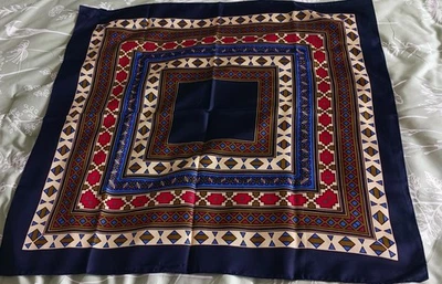 BUFANDA VINTAGE CON BORDE AZUL MARINO Y ARÁNDANO, AZUL, + PATRÓN OLIVA Foto 1 de 4