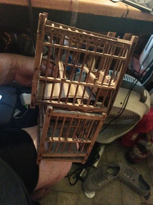 2 件古董小煤矿金丝雀鸟笼木制带水和种子架 — 第 1/4 张图片