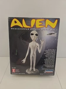New Lindberg Alien Plastic Model Kit 2006 Close Encounters Roswell UFO #91004 - Picture 1 of 7