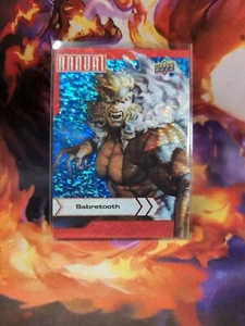 2022-23 Cubierta Superior Marvel Sabretooth Azul Brillo Paralelo #75 Nuevo Casi Nuevo Raro Difícil de Encontrar - Imagen 1 de 2