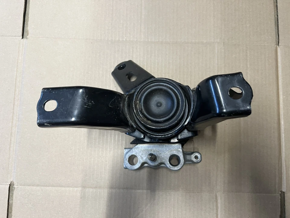 Soporte de montaje derecho motor delantero Toyota Prius 2010-2014 OEM Foto 1 de 4