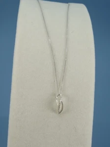 Colgante y cadena de diamantes naturales de 0,04 quilates para mujer en oro blanco de 14 quilates - Imagen 1 de 15