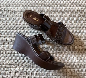 NAOT Treasure Wedge Heel Sandals Slides 41 / 10 Espresso Brown Reptile Patent - Bild 1 von 14
