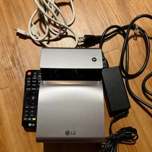 LG Electronics PH450UG Ultra Short Throw Tragbarer Projektor Heimkino Gebraucht - Bild 1 von 3
