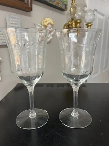 DOS copas de vino de cristal grabado de colección 7"" paneles de cóctel 8 oz flores bayas - Imagen 1 de 12