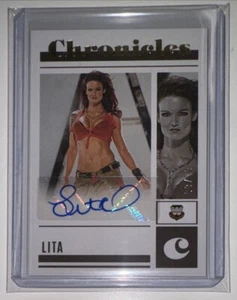 AUTO ORO/10 LITA 2023 PANINI CHRONICLES WWE SP AMY DUMAS AUTOGRAFO WWF HOF - Foto 1 di 4