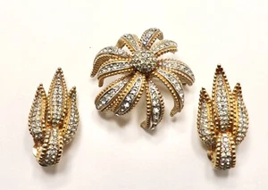 VINTAGE CINER YELLOW GOLD TONE PAVE RHINESTONES BROOCH AND CLIP ON EARRINGS SET - Picture 1 of 18