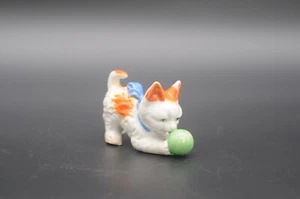 Vintage . Porcelain White and Orange Cat Kitten Holding A Ball of Green Yarn Jap - Picture 1 of 7