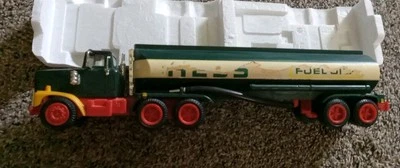 Camión cisterna de fuel oil Hess 1977 sin caja de colección (luces sin probar) como está Foto 1 de 4