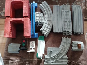 Trackmaster GrayTrack Lot 24 Stück Thomas & Friends Risers SignsHillsStraight - Bild 1 von 6