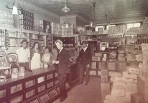 1924 Gangster im GENERAL STORE INTERIEUR MIT LADENBESITZER PRODUKTEN Foto - Bild 1 von 11