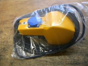 Interruptor de pie MAKRA con toma de corriente para desbarbado de bordes KEG 150 y 250 - Imagen 1 de 3