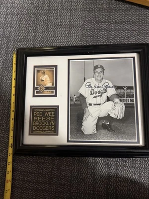 Foto firmada por Pee Wee Reese Brooklyn Dodgers marco de 13x16 con certificado de autenticidad de bate usado en el juego Foto 1 de 3