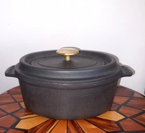 Staub Kochtopf oval aus Gusseisen 18 cm Farbe schwarz matt Vintage - Bild 1 von 9