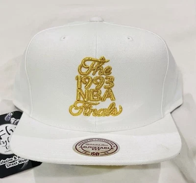 Chapéu Snapback Exclusivo Mitchell & Ness Chicago Bulls Branco e Dourado TheFinals 1993 - Imagem 1 de 2