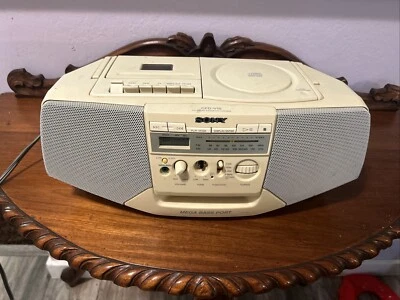 老式索尼 CFD-V15 Boombox 收音机盒式磁带 CD 播放器/录音机 奶油白色工作 — 第 1/4 张图片