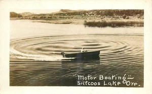 Postal 25-9269 Siltcoos Lake Oregon Motor Boating RPPC de la década de 1940 - Imagen 1 de 2