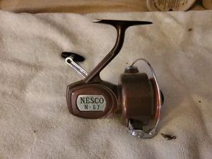 Vintage Rare Nesco Open Face Spinning Reel Model N-67 Maroon Colored Works - Bild 1 von 6