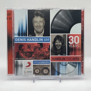 30 YEARS HANDLIN THE HITS - Denis Handlin AM (3CD) FAST POST RARE - Foto 1 di 5