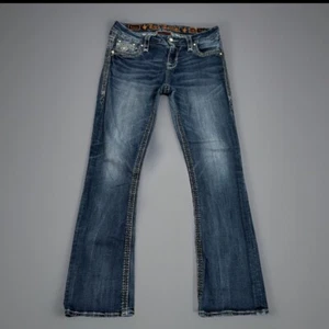 Rock Revival Sukara Easy Boot Jeans verzierte Taschen dunkle Waschung Damen 28 - Bild 1 von 10