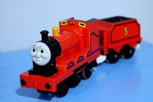 Thomas & Friends Originale Tomy Trains Vintage 1992 JAMES - Magnetico -RARO - FUNZIONANTE! - Foto 1 di 8