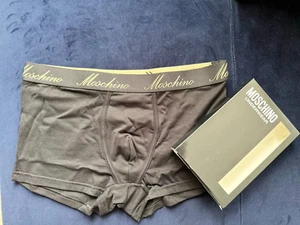 Baúl con logotipo grabado Moschino en negro con logotipo dorado talla M precio de venta sugerido por el fabricante £60 - Imagen 1 de 5