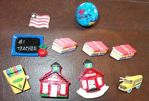 LOTTO MISTO MODERNO FIGURA NOVITÀ BOTTONI SCUOLABUS INSEGNANTE GLOBO LIBRI BANDIERA USA - Foto 1 di 2