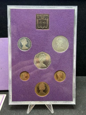 1980  The Coinage of Great Britain and Northern Ireland   - Image 1 of 4
