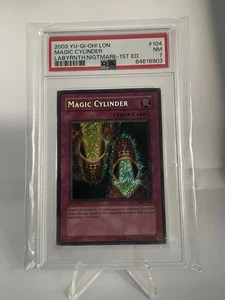 YuGiOh 2003 Cilindro Magico LON-104 1° Edizione Secret Rare PSA 7 - Foto 1 di 1