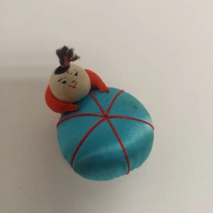 Piccola spilla vintage asiatica cinese cuscino cucito sumo orientale 1,5"  - Foto 1 di 11