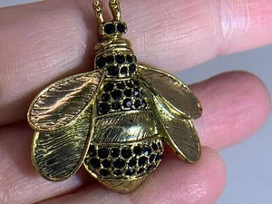 Bee Garnets LIZ CLAIBORNE Vintage Gold Pin Brooch V-4143 - Picture 1 of 4