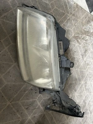 Unidad de faros de pasajero Saab Valeo 79006423. Algunas nubes pero todavía sin circular transitables Foto 1 de 3