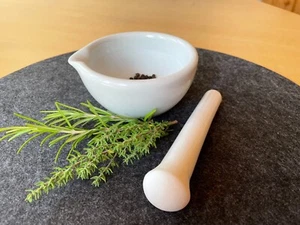 Mörser mit Stößel und Ausgießer Porzellan Durchmesser 11cm Gratis Versand - Bild 1 von 4
