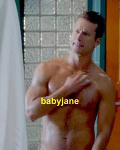 002 GLEN POWELL SCREAM QUEENS BARECHESTED IN SHOWER SCENE BEEFCAKE PHOTO - Picture 1 of 1