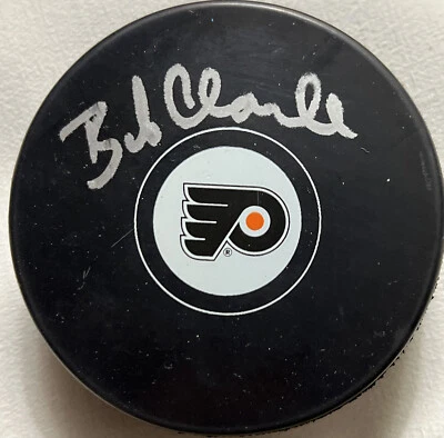 Bob Clarke Bobby firmado Puck Philadelphia Flyers autografiado NHL Foto 1 de 3