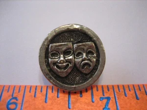 Botón de cuadro de metal vintage de 3/4 pulgadas, máscaras de teatro - S13 - Imagen 1 de 5