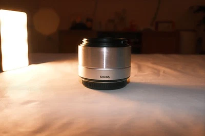 Lente Sigma 19 mm f/2,8 DN para cámaras Micro 4/3 plateada - Excelente estado Foto 1 de 4