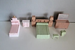 60er Jahre Marx und 70er Jahre Blue Box Kunststoff Schlafzimmer Puppenhaus Möbel Sets - Bild 1 von 2