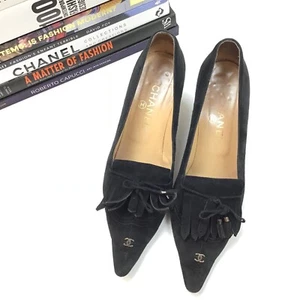 Chanel Pumps 38,5 schwarz Wildleder Logo Fransen Quaste spitz zulaufend Damenschuhe - Bild 1 von 9