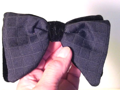 Vintage TELA TRASERA DE TERCIOPELO TEJIDA A CUADROS - CLIP MARIPOSA - Corbata de moño - Ormona - Foto 1 de 4