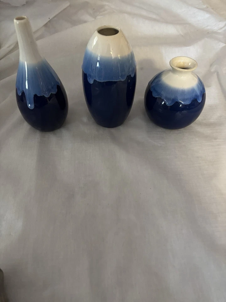 Juego de tres jarrones de cerámica azul y blanco Foto 1 de 1